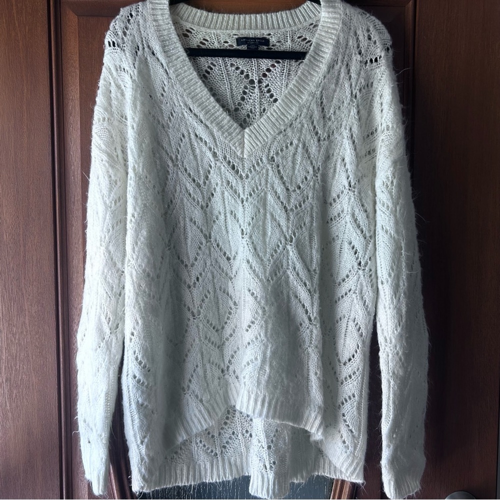 American‎ Eagle Outfitters Cream V-Neck Sweater women’s large NWOT